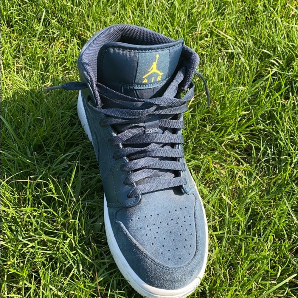 jordan retro 1 mid